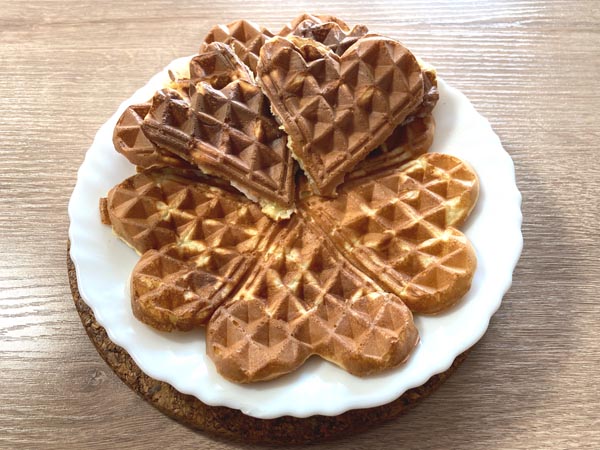 ワッフルに見えるけど、中におもちが入ってるよ!