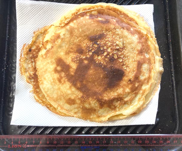 ホットケーキミックスによるクレープ試作品。次回はもっとキレイに作りたいところ。