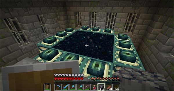 エンドポータル。今回も1つめのエンド要塞にちゃんとありました。助かる。