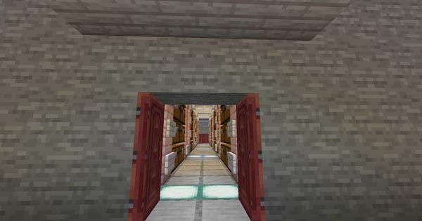 倉庫の入り口から中を覗く